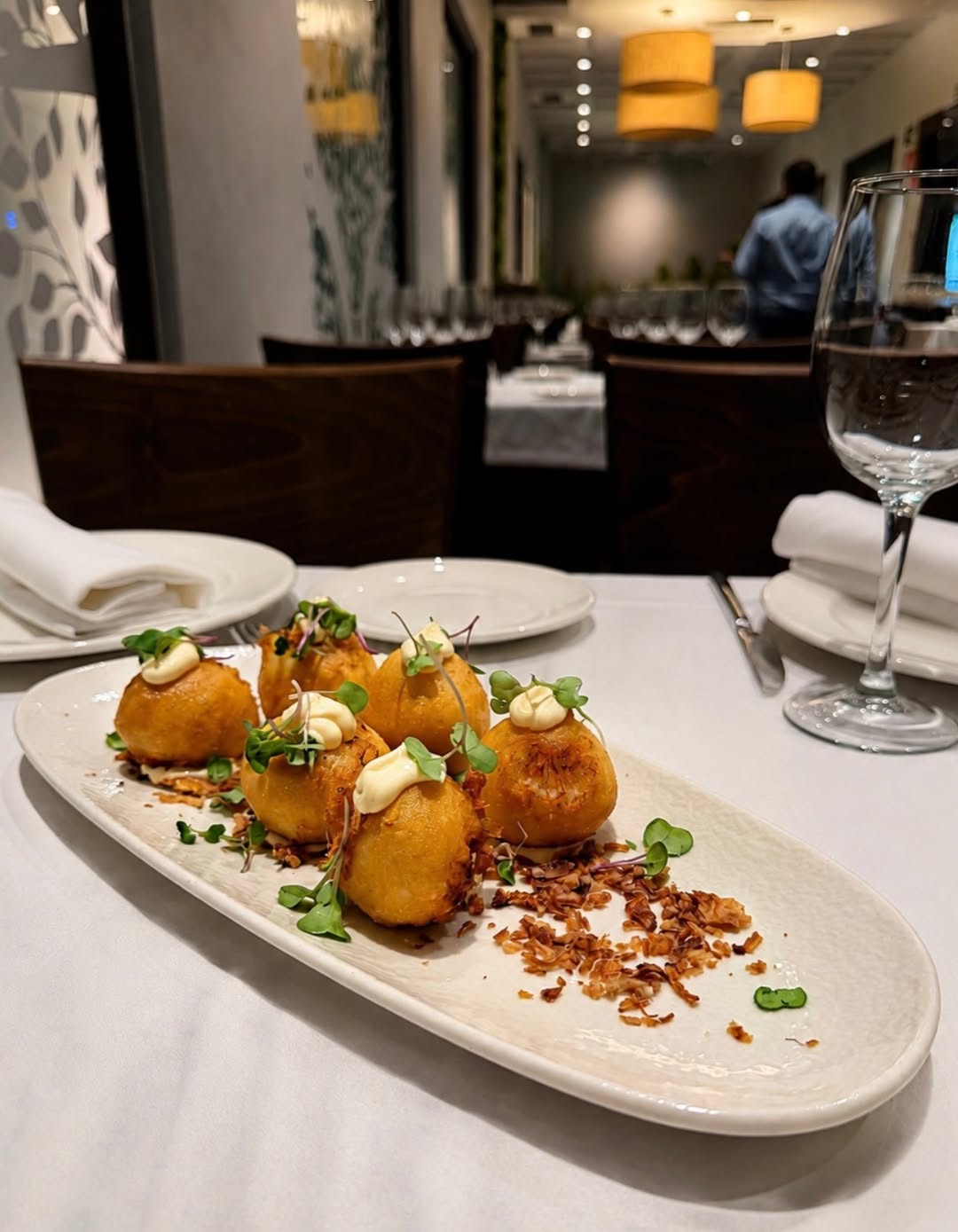 Bacalao, tradición y una elaboración cuidada hasta el último detalle.
Nuestros buñuelos de bacalao hechos en casa llega