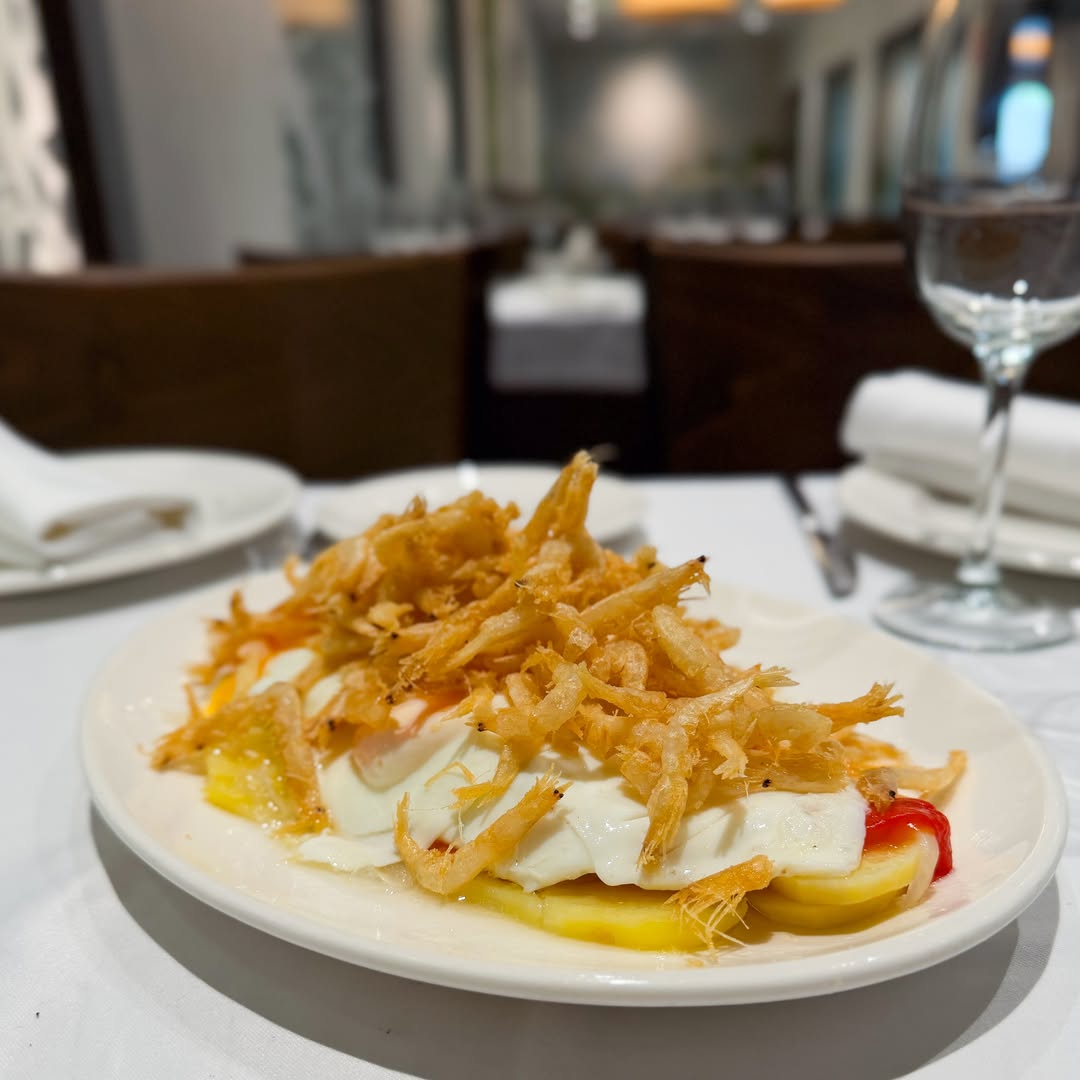 Romper la yema, mezclarla con la melosidad de la patata confitada y encontrarse con ese punto crujiente de la gamba de c
