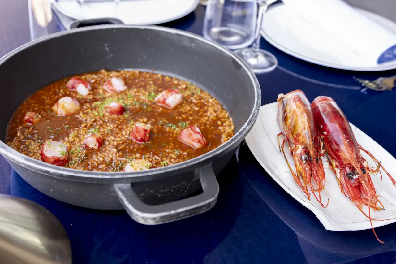 A rice dish with prawns at Azotea Club de Mar
