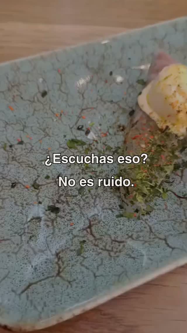 La mejor banda sonora no siempre tiene música. Tiene conversaciones, brindis, cocina en movimiento y momentos que merece