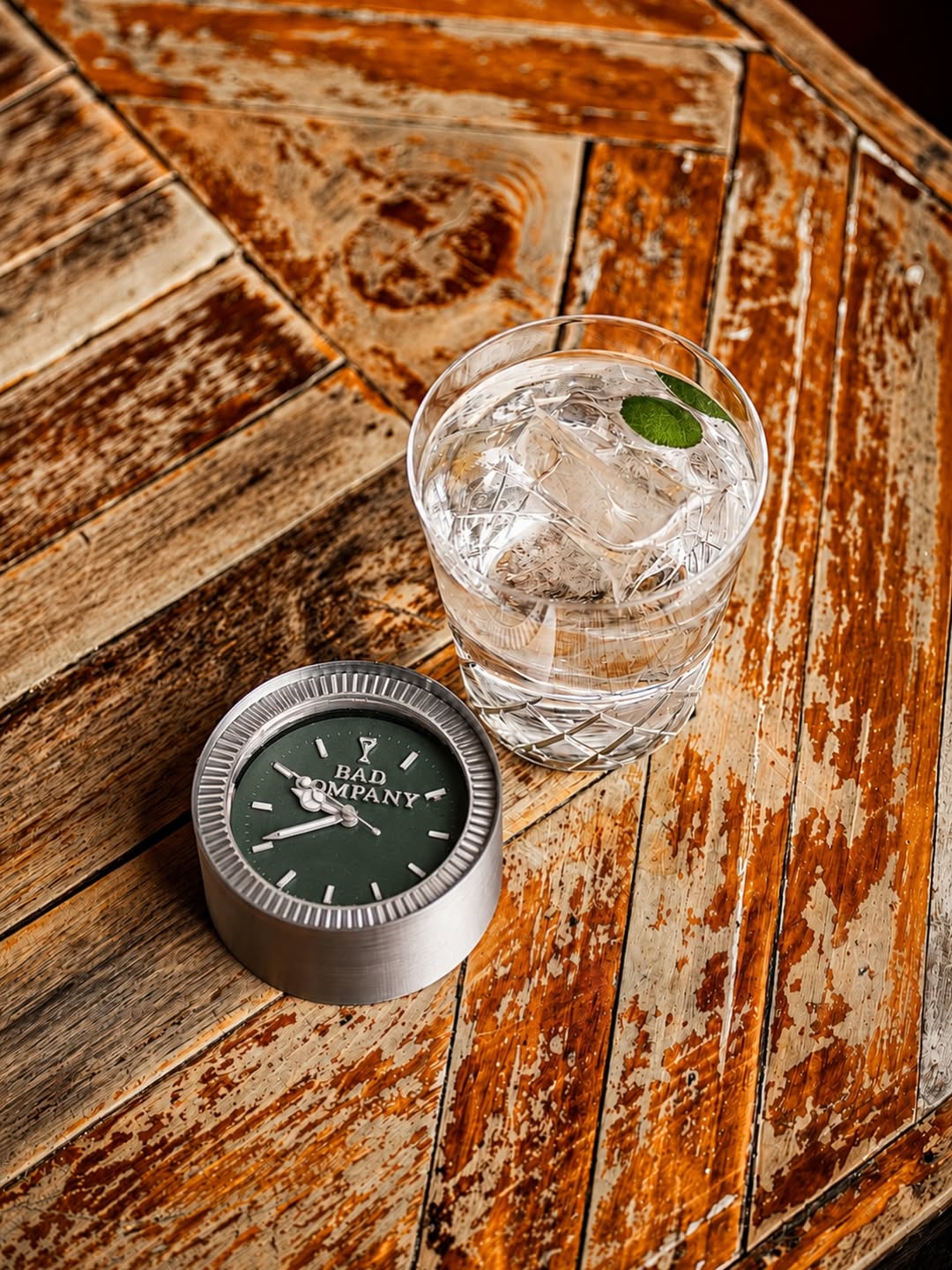 Hay noches que empiezan mirando la hora.
Y terminan pidiendo otro.
ROLEX. 🇨🇭
Hendrick’s Another Gin, pino, cacao y un