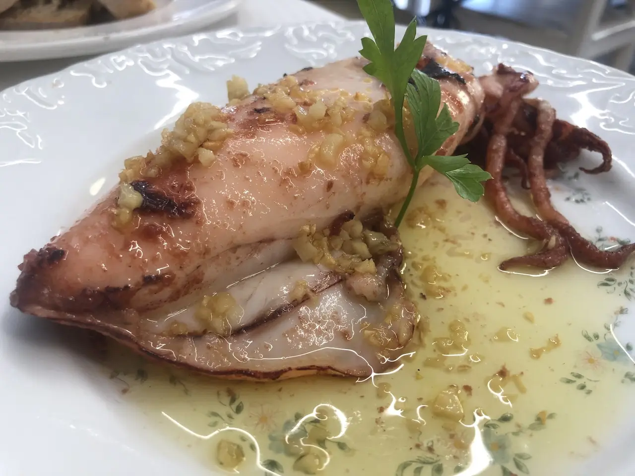 Grilled squid with garlic and parsley in olive oil