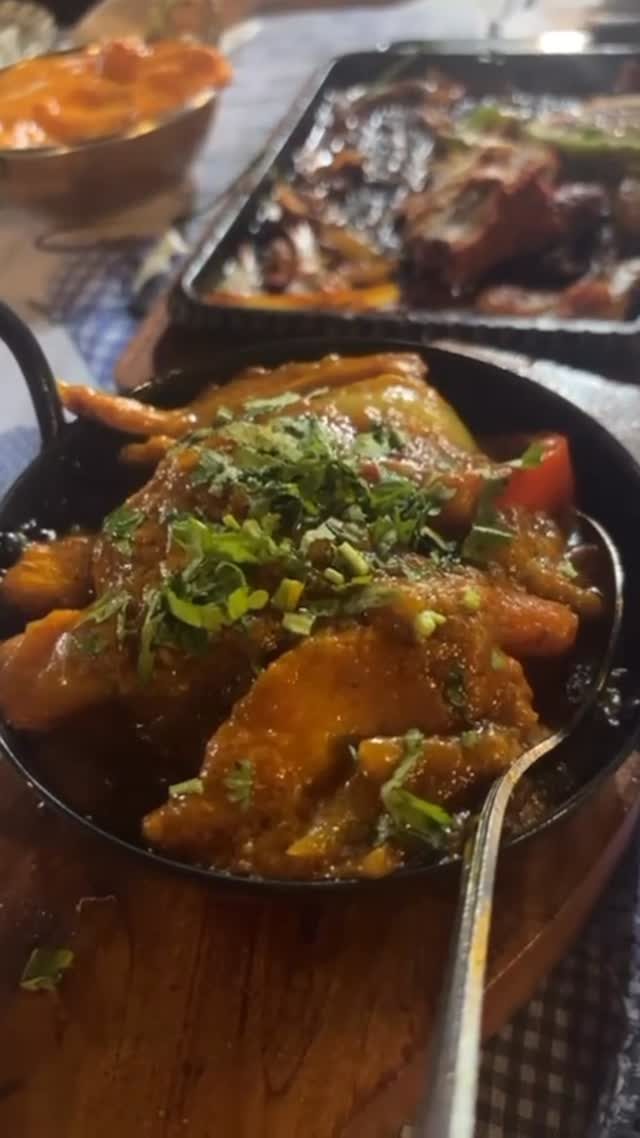 ¿Quieres disfrutar de los mejores platos de Lavapies? 👀
Te recomendamos probar el Pato Karai Mashala🦆
¿A qué esperáis a