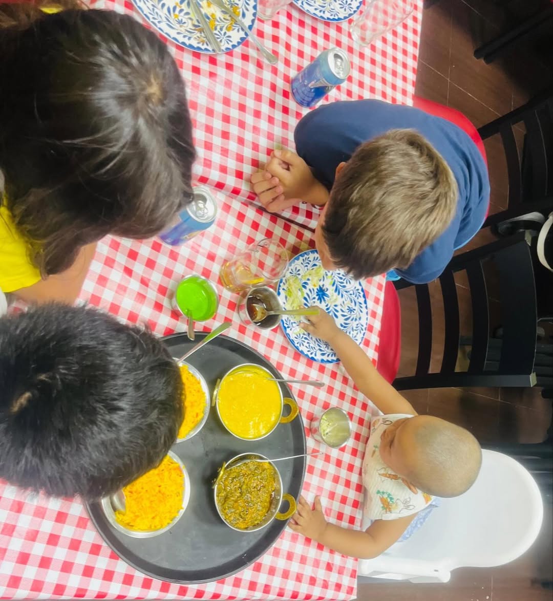 En nuestro comedor se está muy fresquito y es ideal para comidas familiares. Los niños de todas las edades les encanta n
