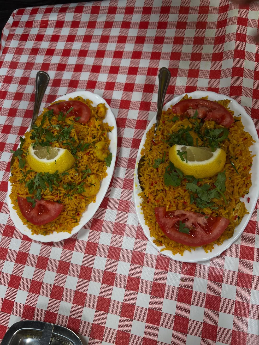 Parecen iguales pero no lo son, aunque están igual de ricos. Aquí os presentamos un arroz con pollo y otro arroz pero@es