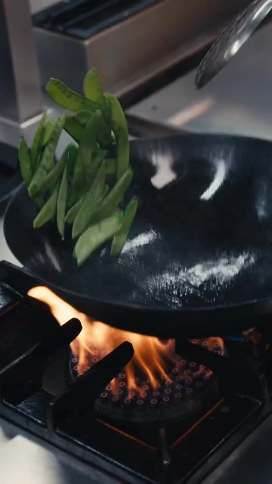 Los tirabeques pasan por el wok y @miguel_fvidal marca el ritmo entre fogones.
Deliciosas y tentadoras imágenes que com