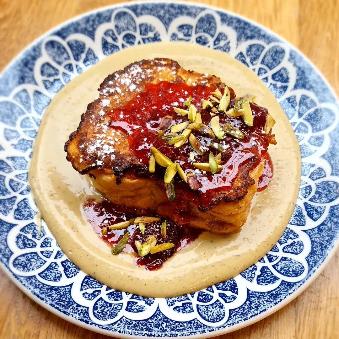 Pistachio strawberry french toast

#frenchtoast # sweet #brunch #iranianpistachio #pistachos #dulce #jam #strawberryjam