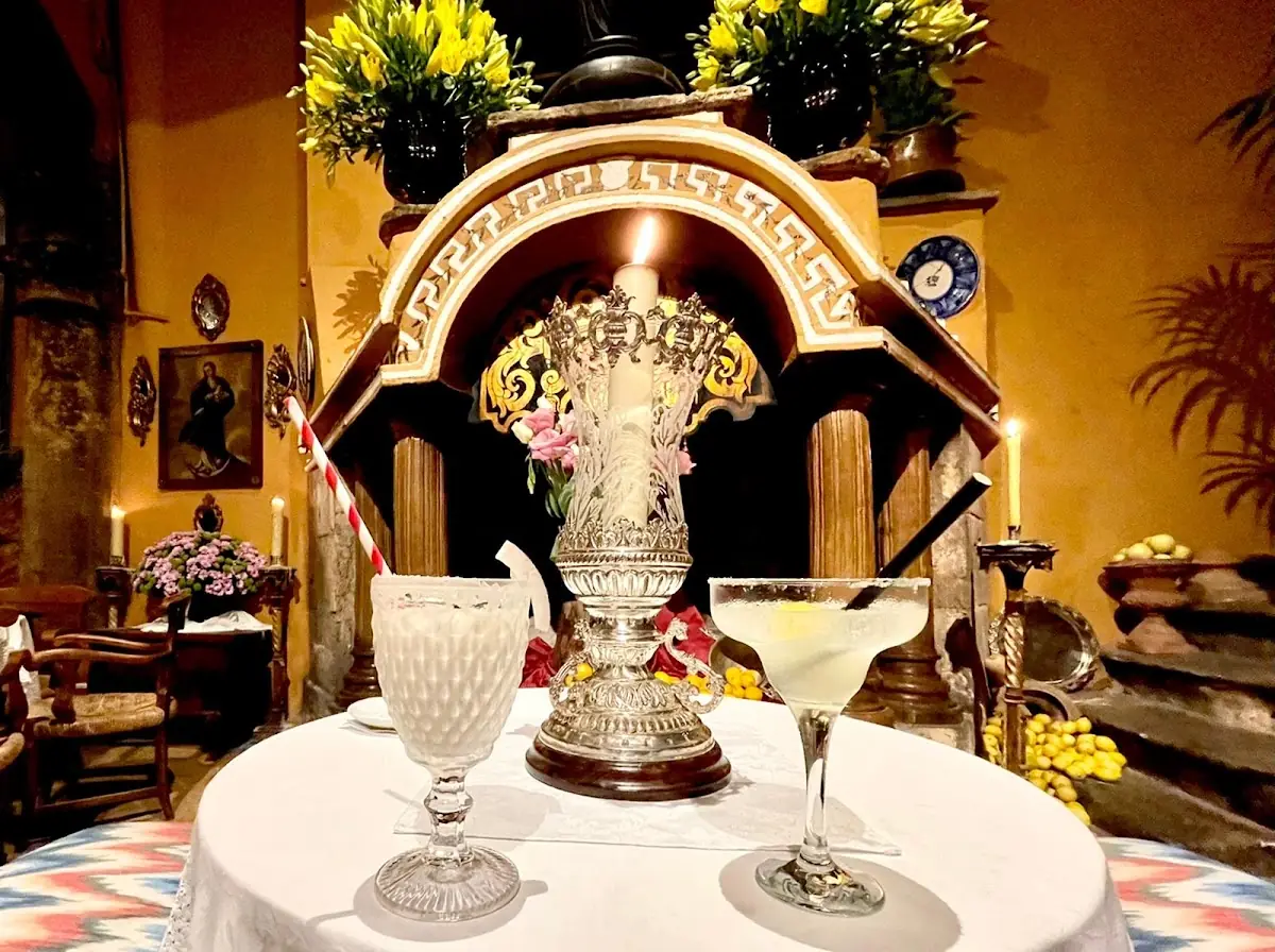 Cocktails on a baroque table at Bar Ábaco