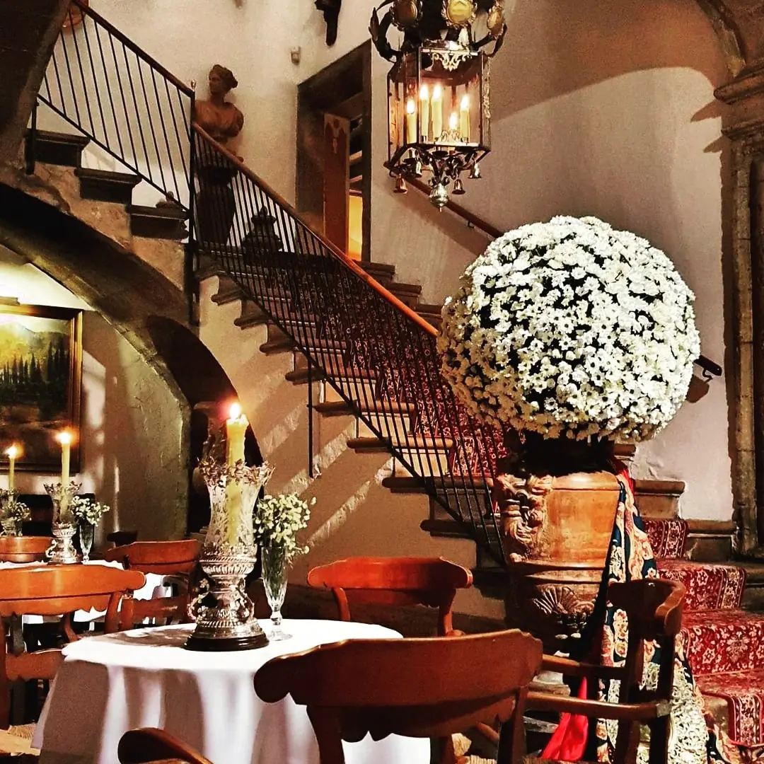The grand staircase and flowers at Bar Ábaco