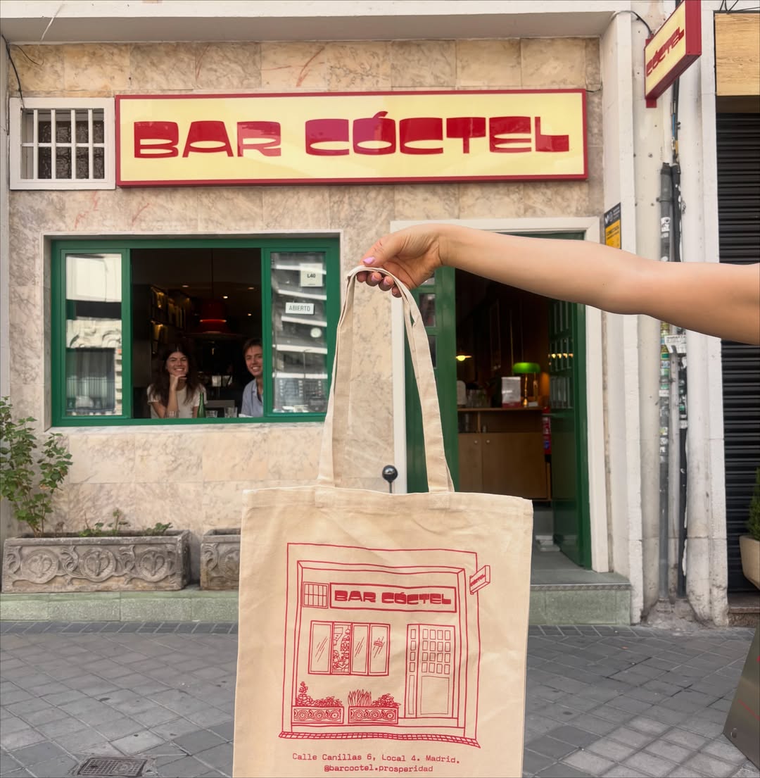 Tenemos totes disponibles (12€) con la imagen que nos hizo nuestra talentosa amiga @tessireng de la fachada de @barcocte