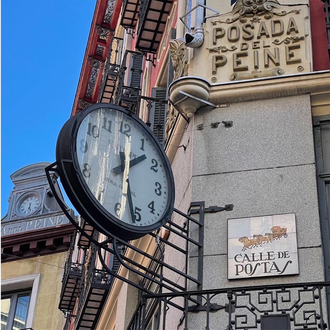La calle postas debe su nombre a la Casa de Postas, que se encontraba aquí en el siglo XVI.
Las casas de postas eran es