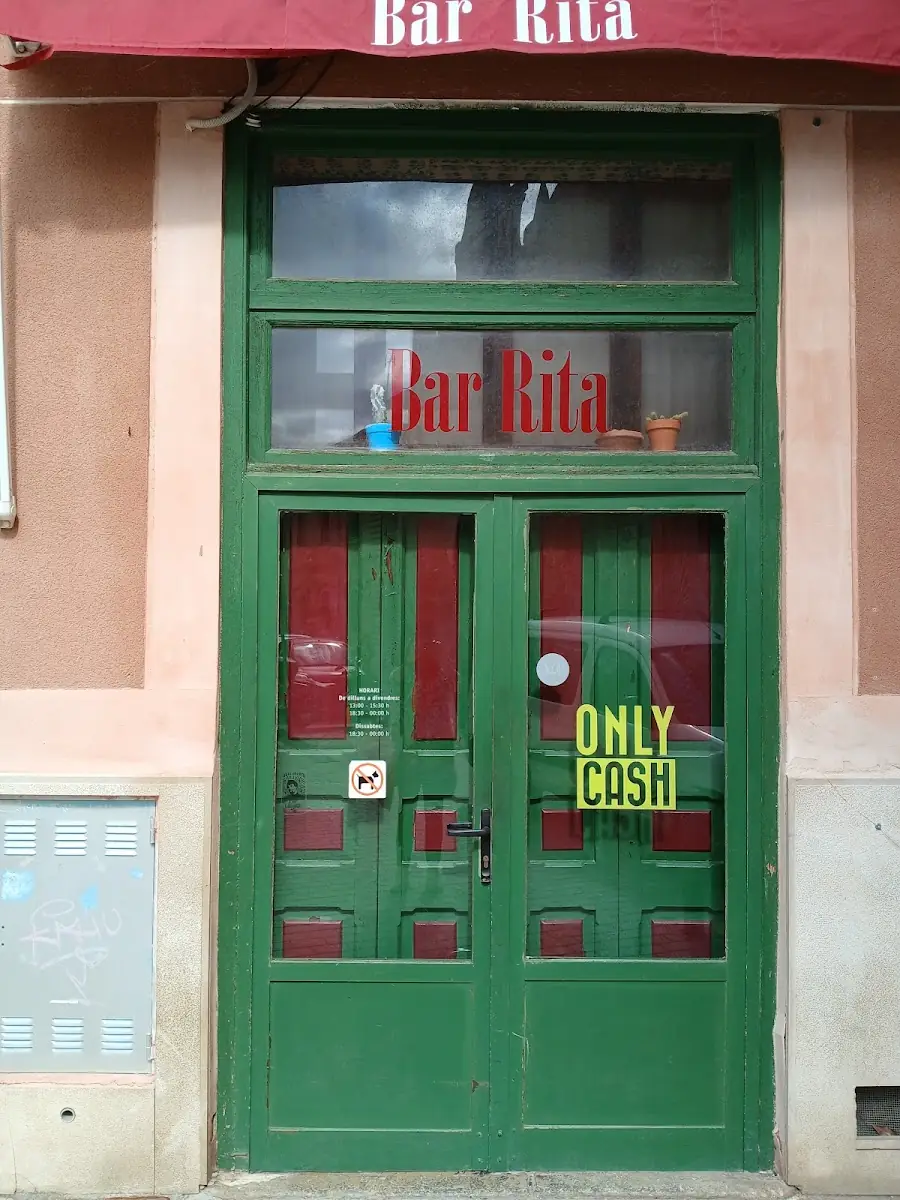 The green door of Bar Rita