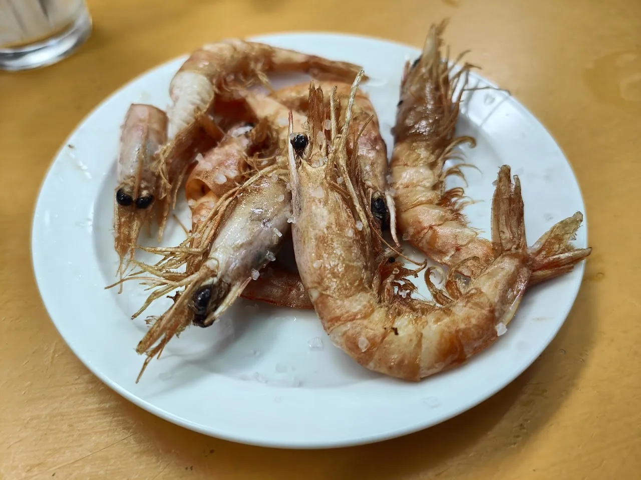 A plate of grilled whole prawns