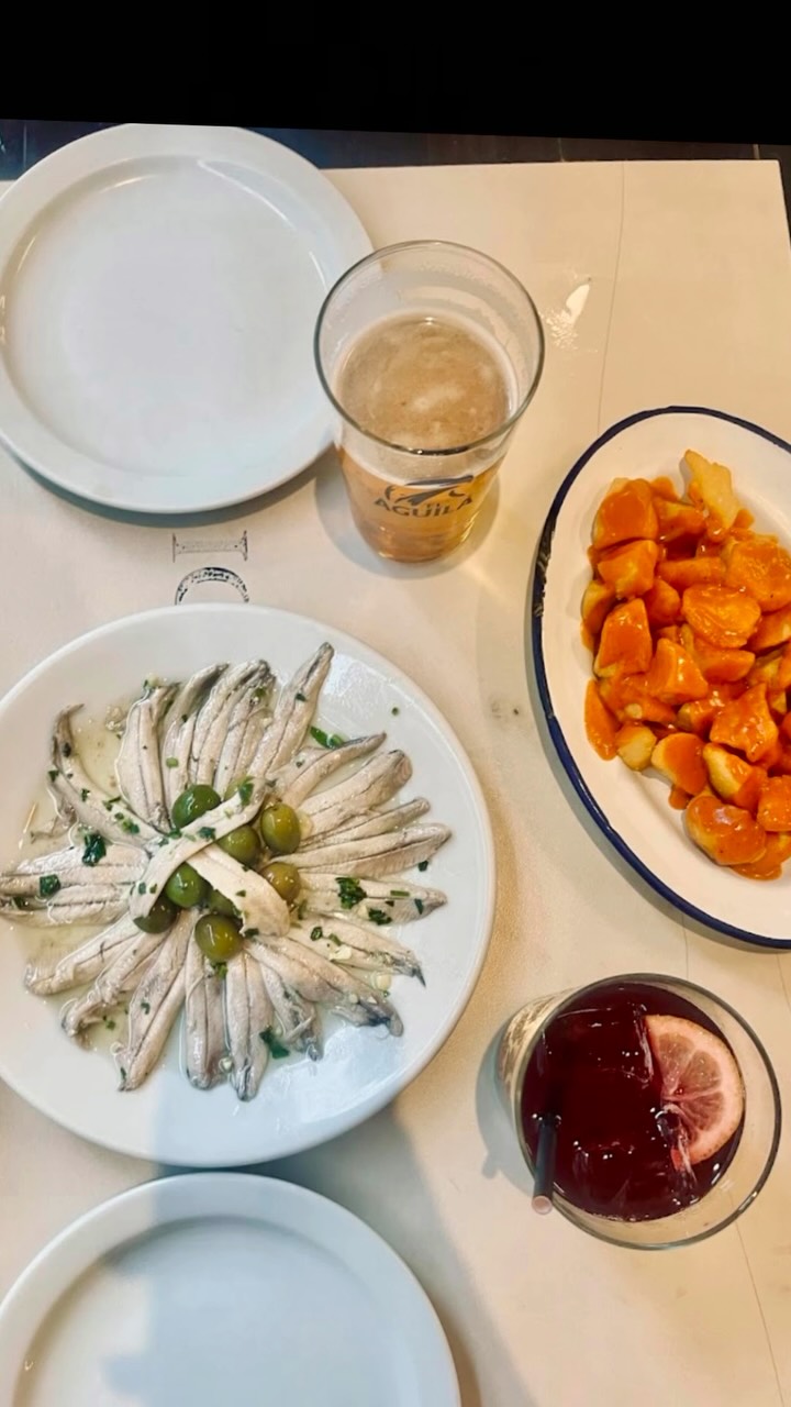Agosto también se vive en Sidi. ☀️🍻
Un poquito de desayuno, algo de picoteo, una caña, un aperitivo que se alarga, unas