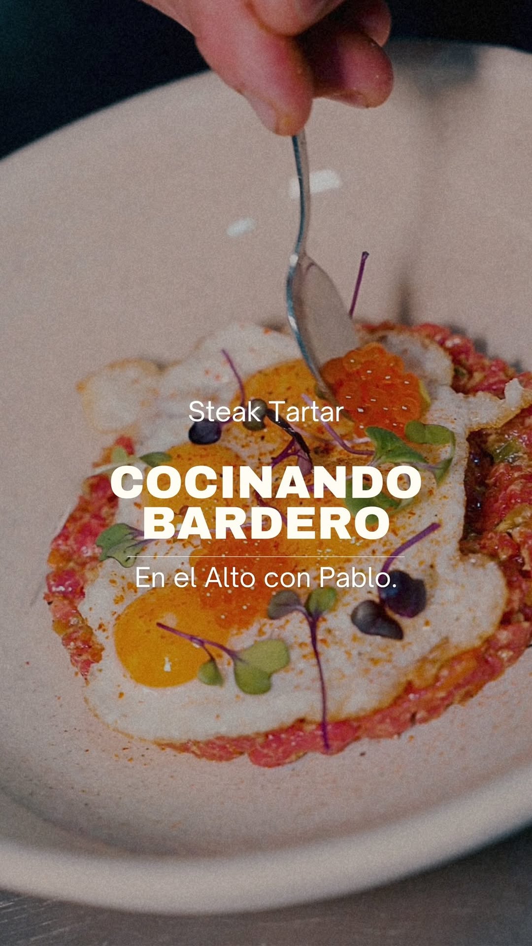 Nos metimos a la cocina de Alto Bardero con Pablo y hoy vamos a preparar nuestro steak tartar de lomo argentino con chim