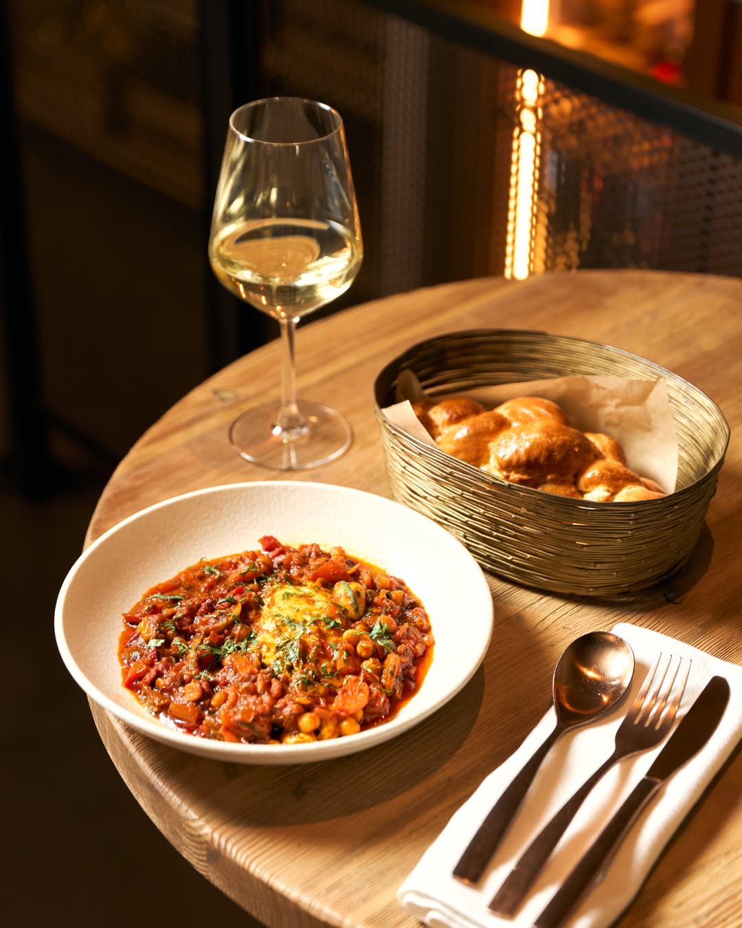 Una receta donde el sabor está en cada detalle.
Pescado fresco, garbanzos y una intensa salsa cocinada lentamente, que