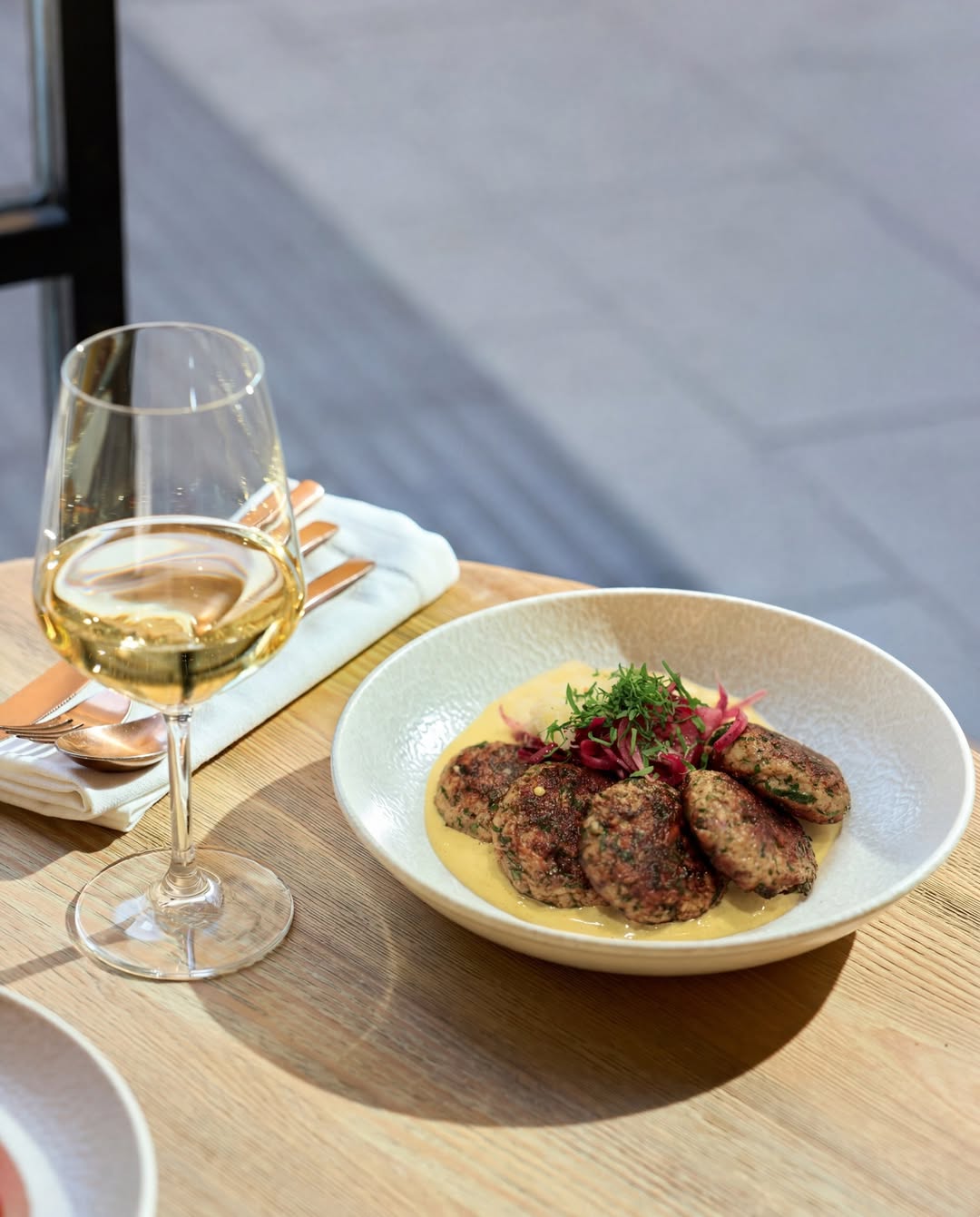 Una nueva incorporación a la cocina de Barganzo.
Pescado marinado, especias y hierbas frescas en una reinterpretación d