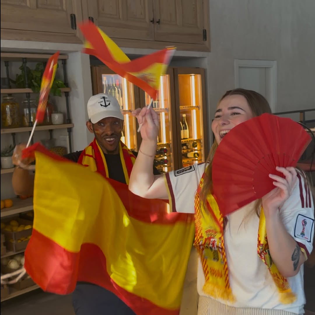 El domingo se trabaja… o se ve la final. Todo depende de vosotros. 😂⚽️
El reto que nos han puesto los jefes:
❤️ 10.000