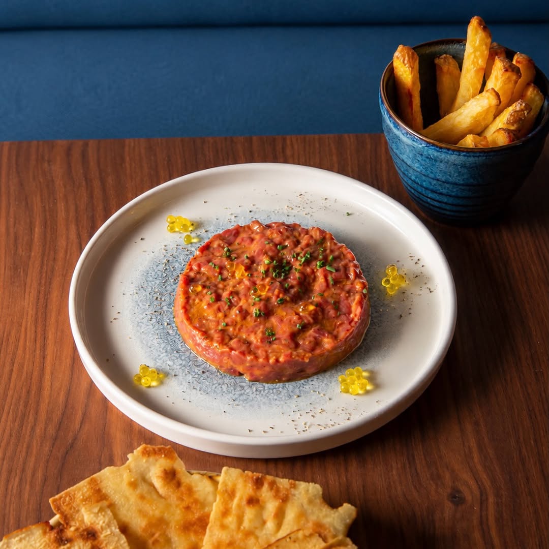 Lo de “picado a cuchillo” no está en la carta por casualidad.
Nuestro Steak Tartar se prepara al momento, cortando el so