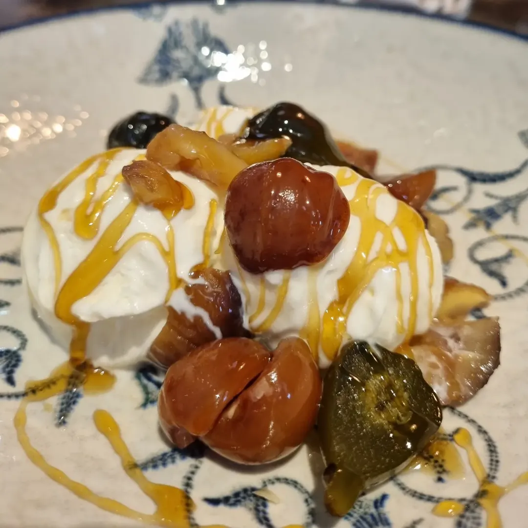 Nueva incorporación a nuestra carta de postres: Cerezas, higos y castañas de El Bierzo (@delonuestroartesano ), helado d