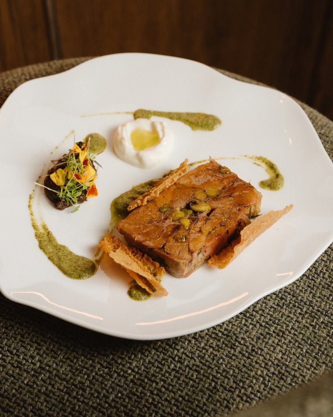 Novedad en carta, terrina de cordero con pistacho, mole de brevas, crème raifort, menta.
Reservas & walk in. Día y noch