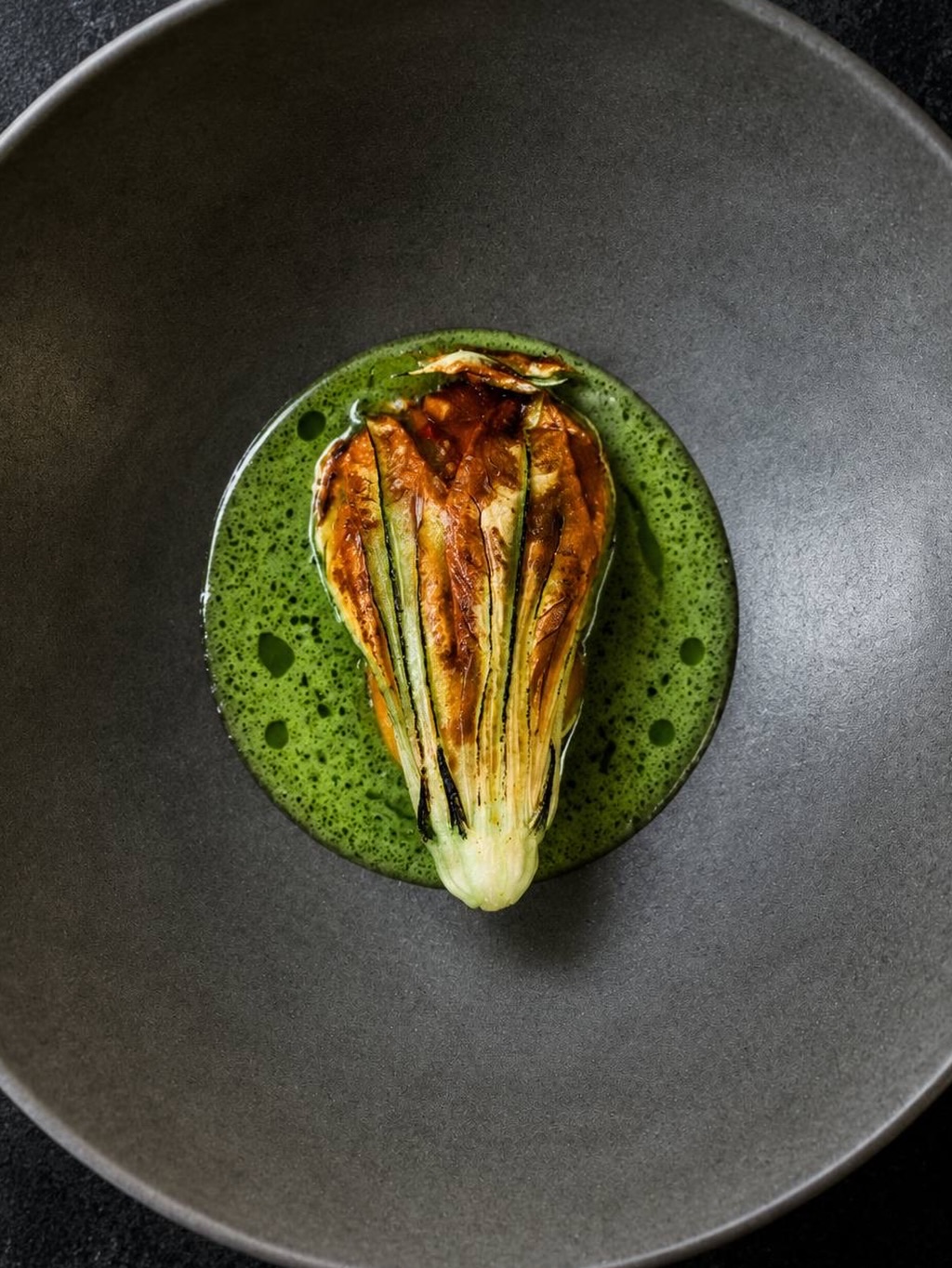 Flor de calabacín.
Relleno de pisto, y con un curry con una base de piparras encurtidas.
#bascoat