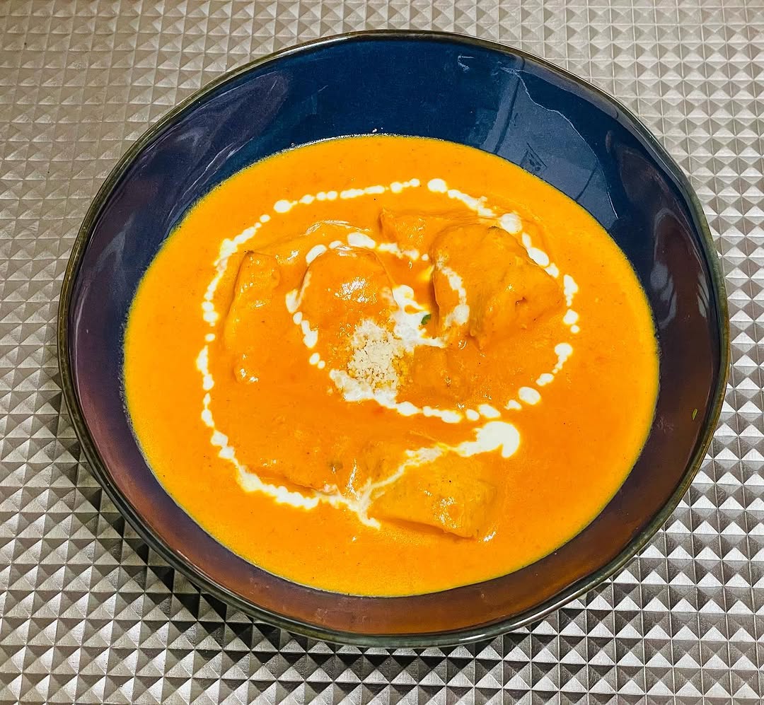 Pollo tikka sala …. Cocinado con almendra, nata, mantequilla. Una salsa de verduras deliciosa dulce 😋