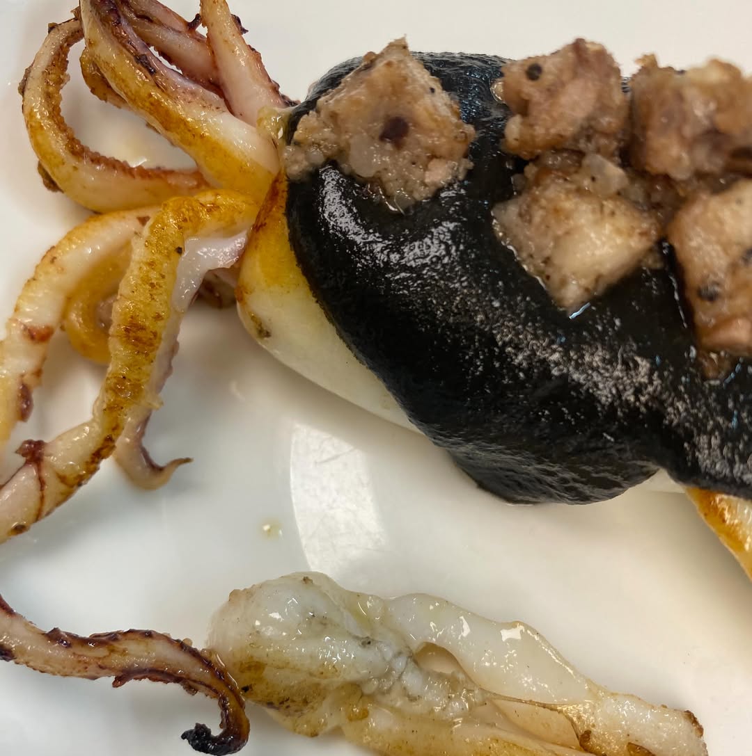 Txipirón de anzuelo a la plancha con salsa de tinta de calamar y butifarra del perol.

Este verano hacemos recopilacione