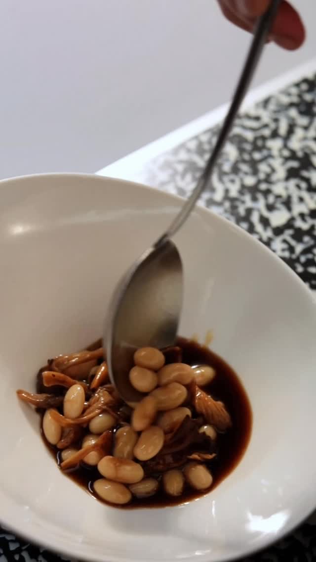 Volviendo a calentar estómagos con estas pochas con salchicha de pato, caldo de sus carcasas y angula de monte. 
Proceso