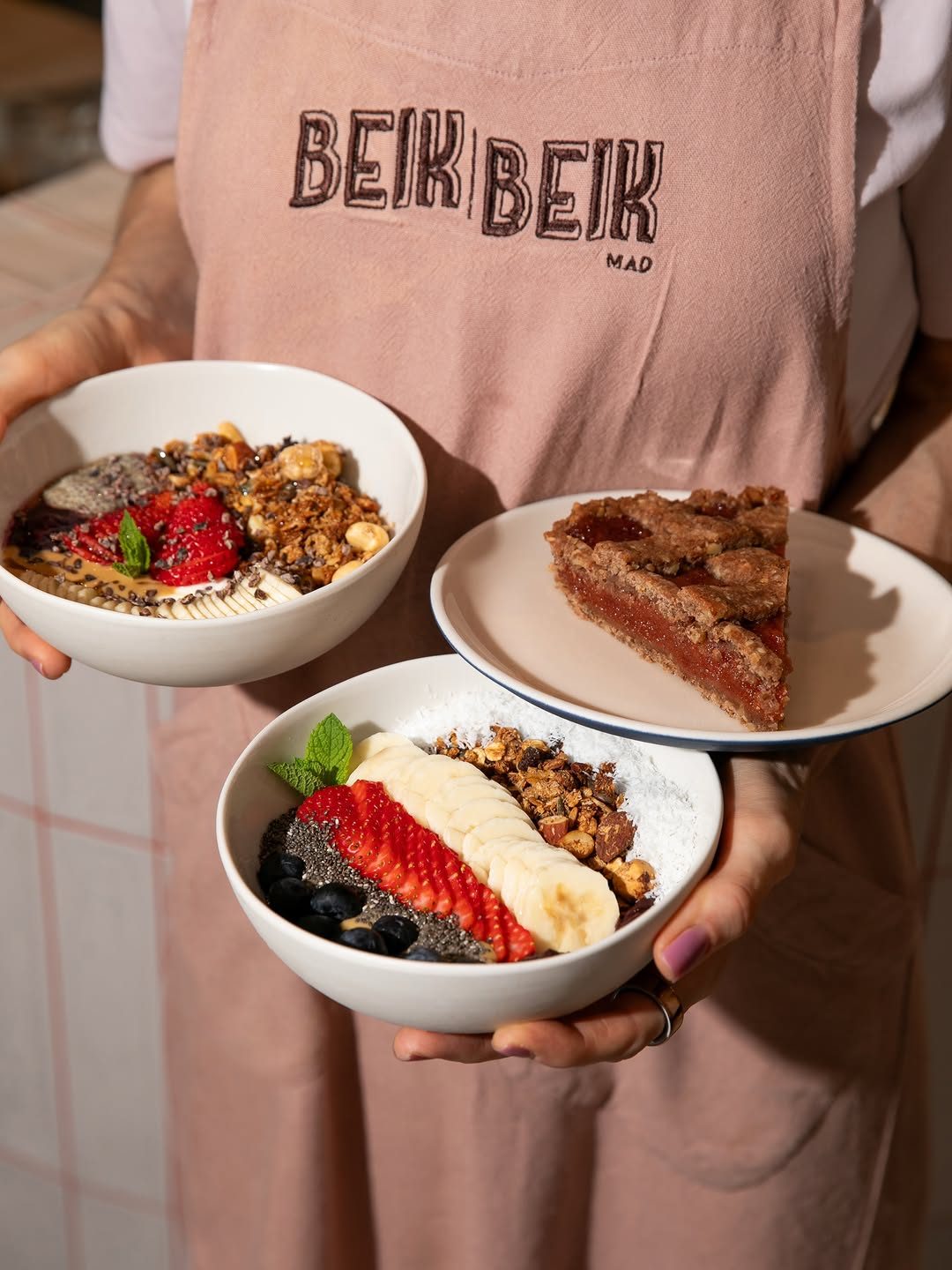 Hay días para tostas y hay otros que comienzan con fruta, granola y açaí 🌿🫐 Postre siempre.
Super energy bowl (con gra