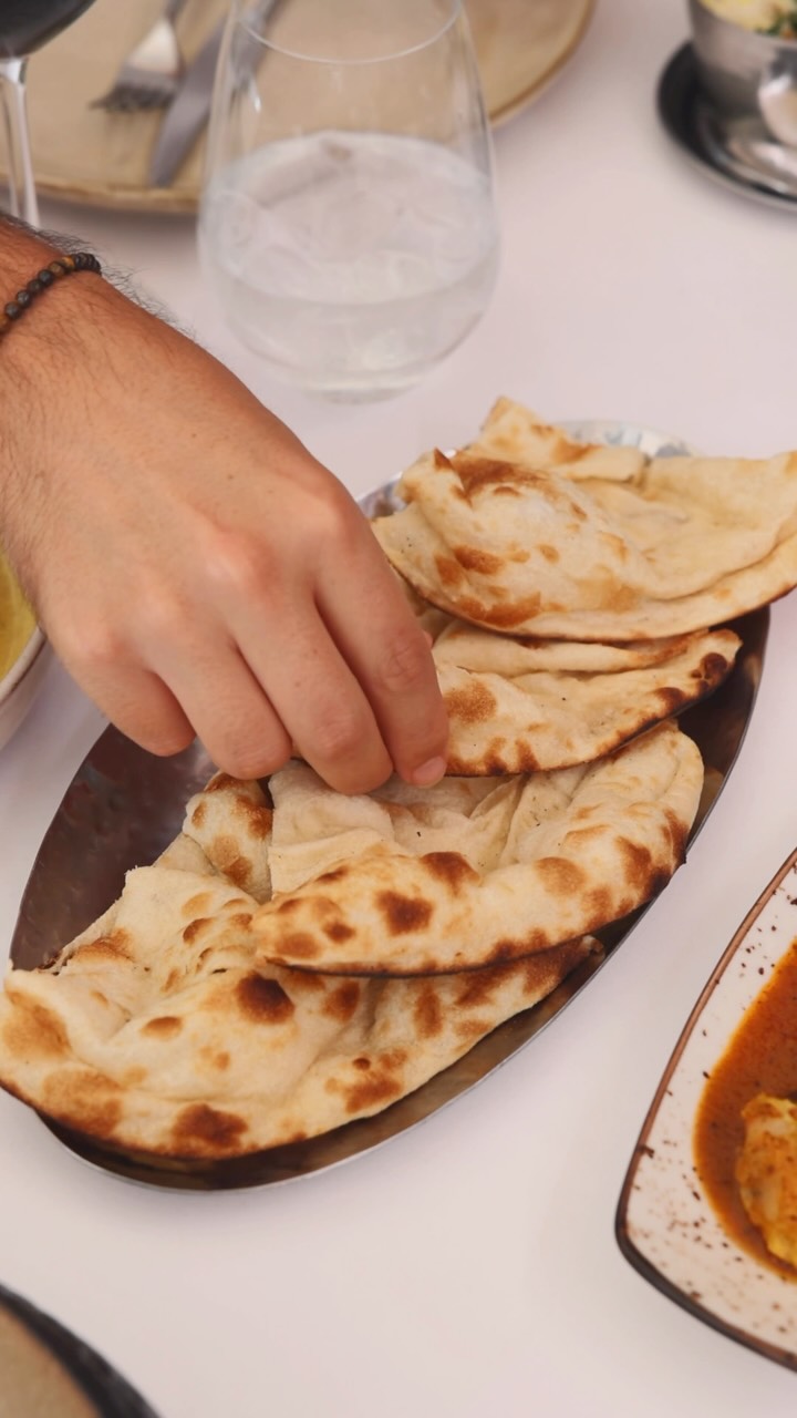 En la gastronomía india, los pequeños detalles marcan la diferencia.
Nuestro naan, horneado al momento en el horno al t
