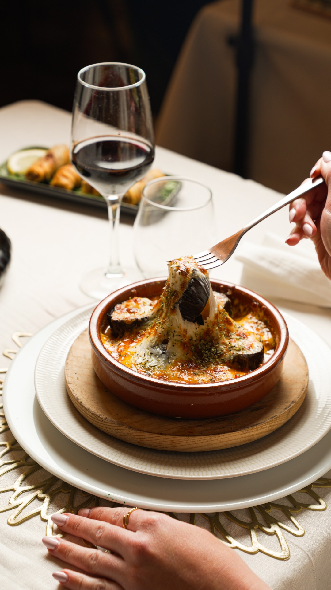 Es curiosa la diferencia entre las mesas españolas y las jordanas… 👀
Aquí, cada uno tiene su plato.
Allí, la mesa es de