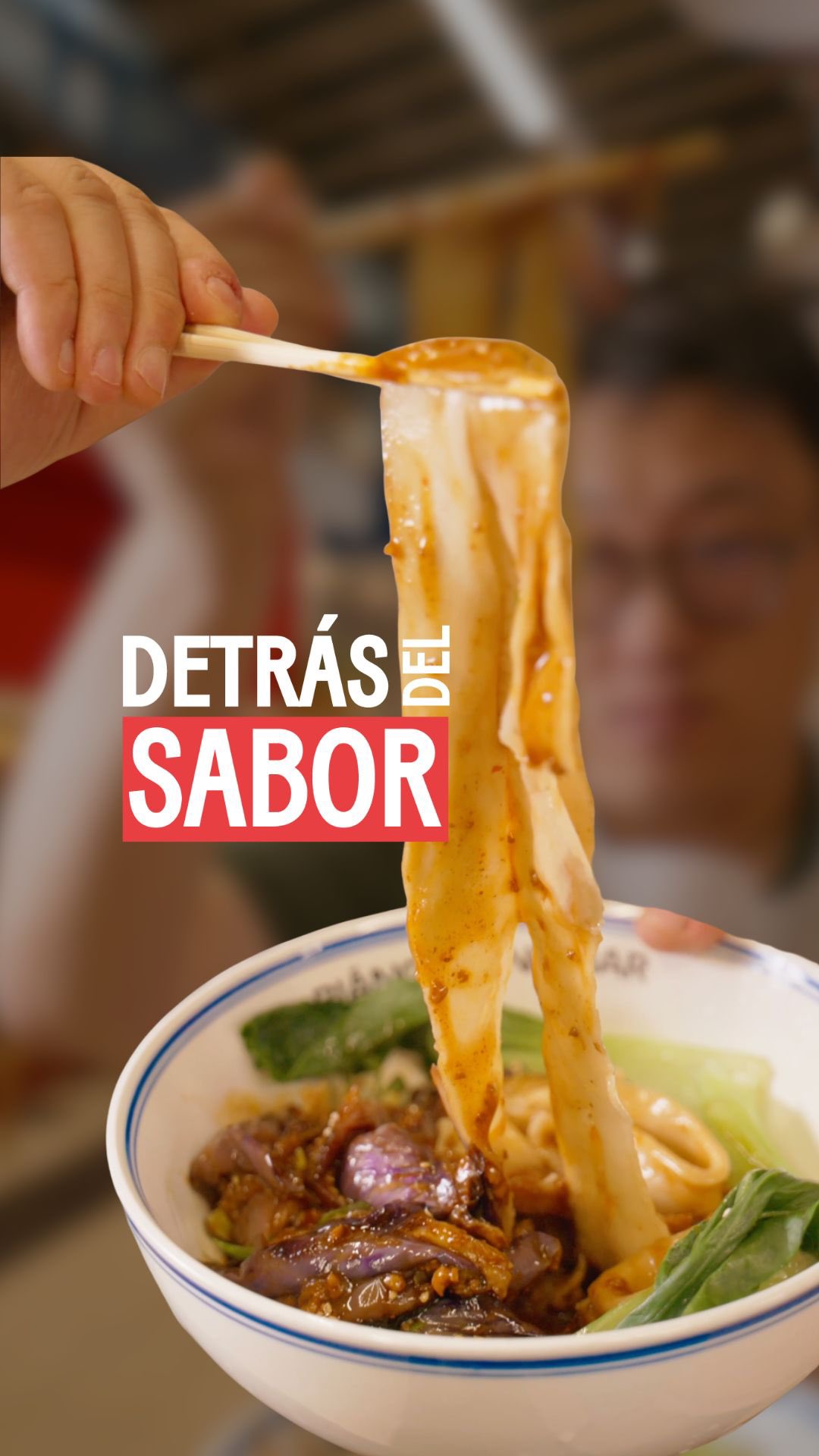 Estrenamos un nuevo Detrás del Sabor con Oscar y su icónico puesto @biangbiangbar en el mercado para descubrir una de la
