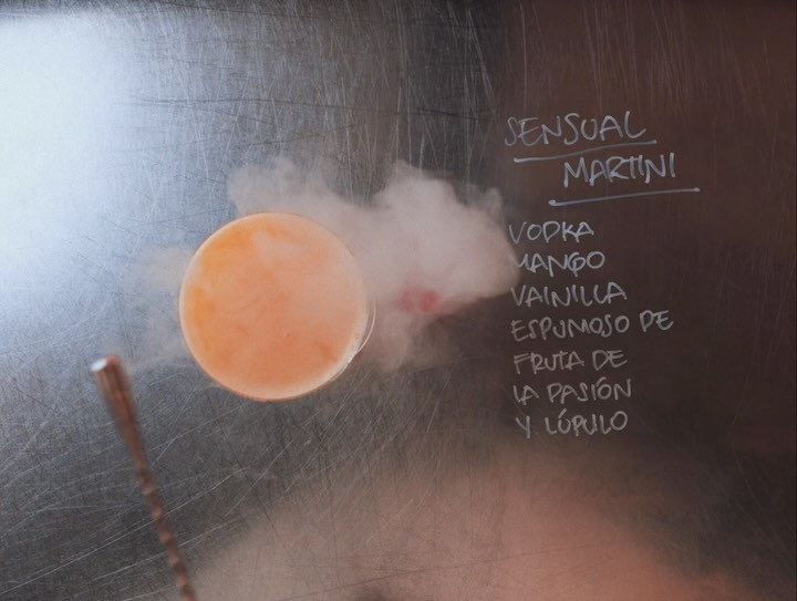 Dos cócteles, dos personalidades.

Escarlata o sensual martini…la decisión no siempre es fácil.

-

Two cocktails, two p