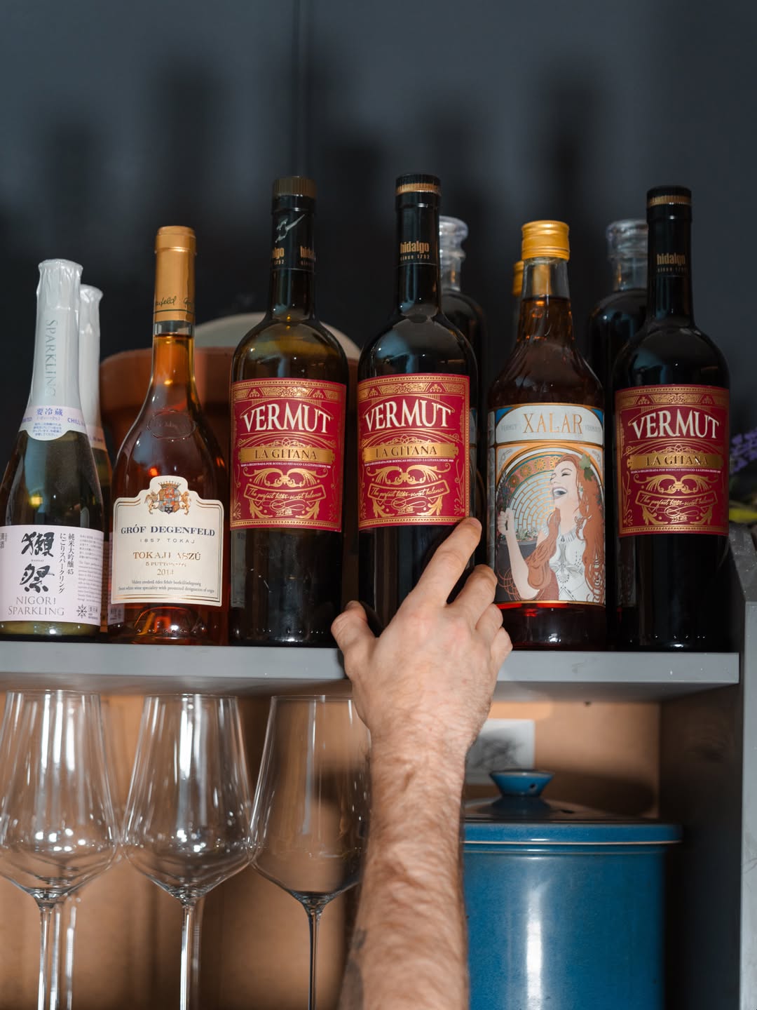 Una copa bien pensada puede hacer bastante por un plato.
Por eso aquí la bodega y la propuesta líquida se trabajan con e