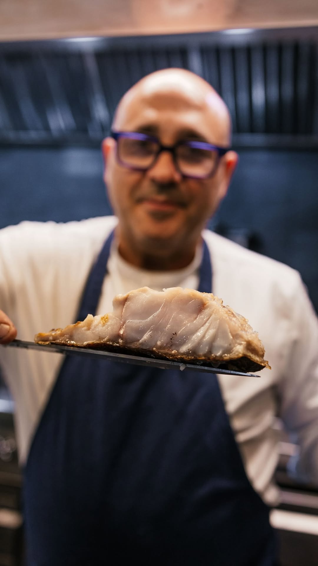 El Menú Bajamar que ofrecemos esta temporada de verano cuenta, como último pase, con un pescado a la brasa que cambia ca