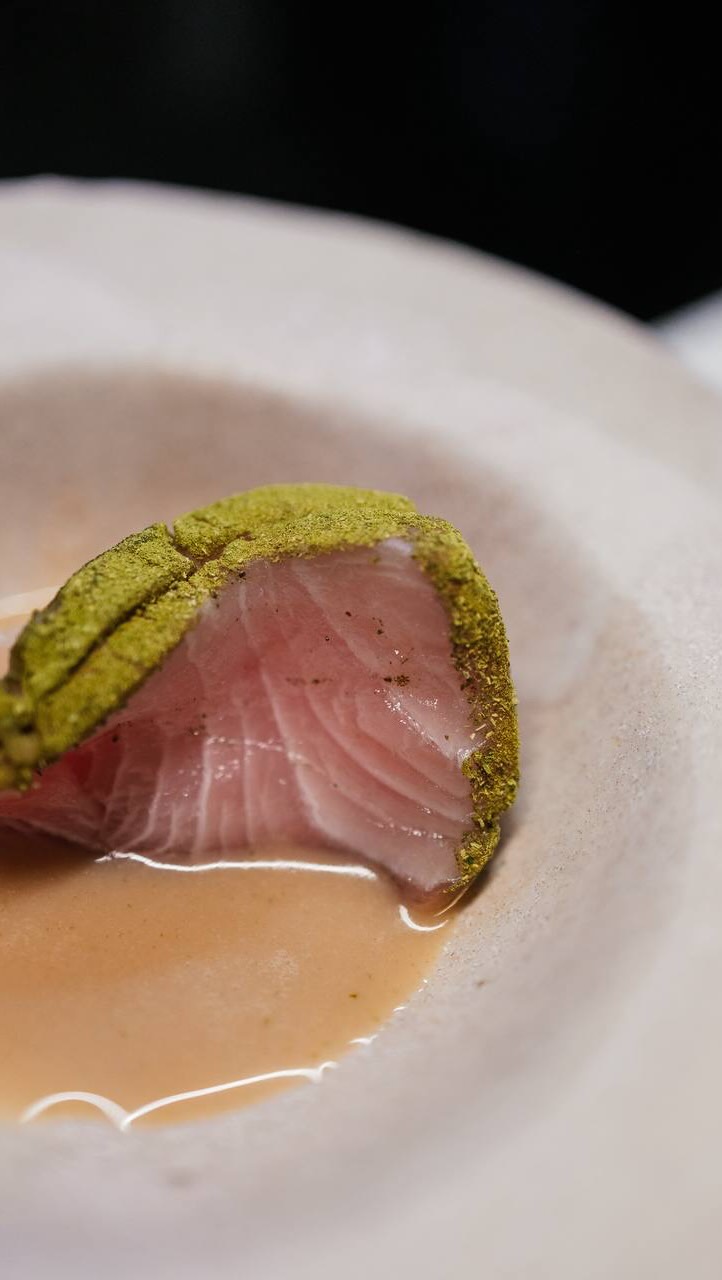El tercer pase de nuestro Menú Bajamar.

Ceviche de Medregal o Pez Limón.

Lo reposamos durante 8 días y lo curamos en s
