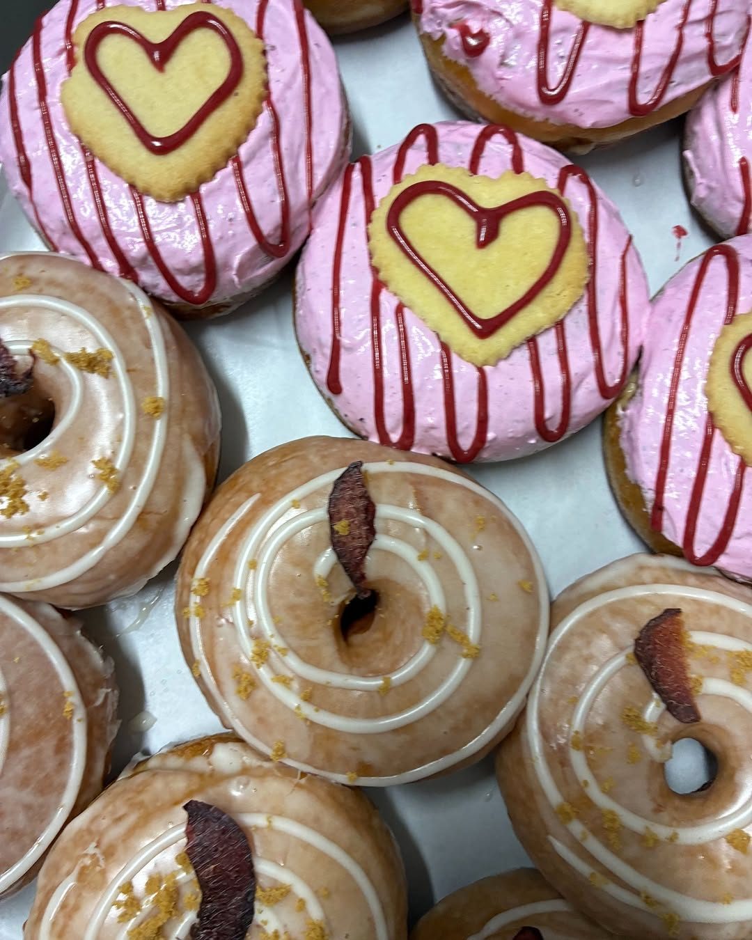 Un lunes de septiembre cualquiera en Bite Me 🍩
Estirar, freír, rellenar, glasear, repetir.
#bitememadrid #veganmadrid