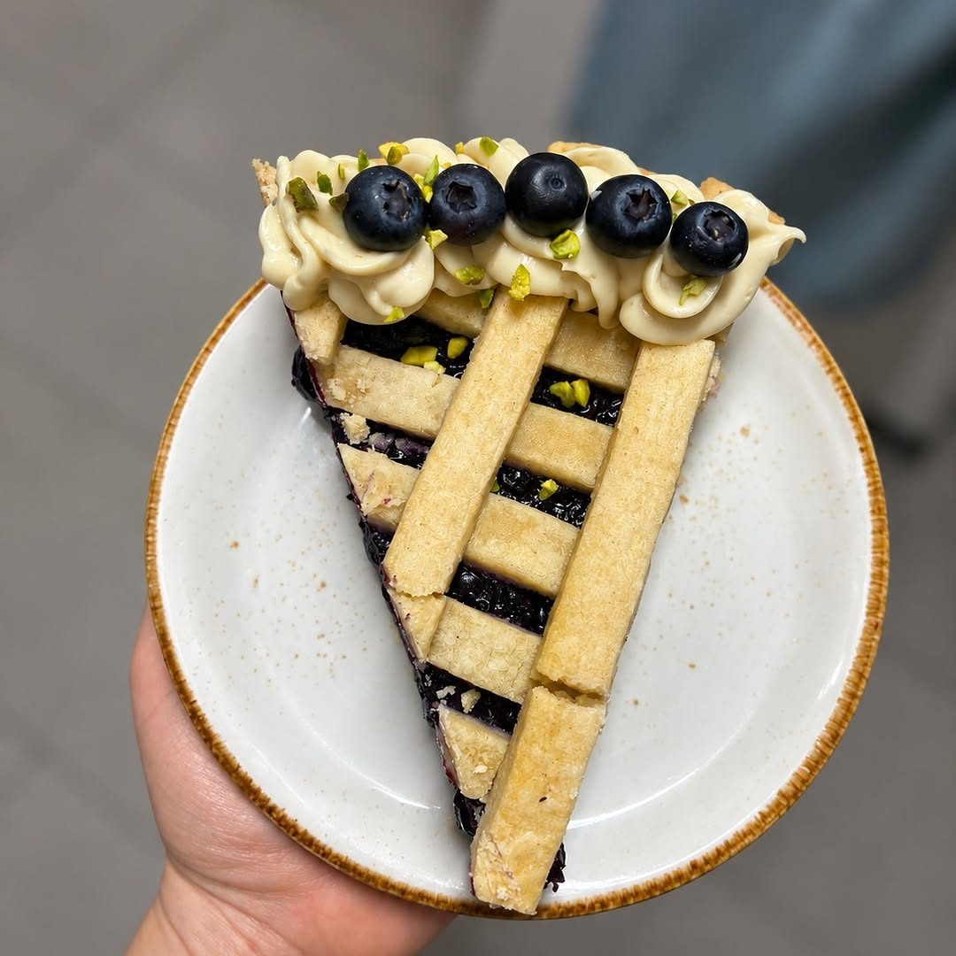 Nos hemos venido arriba 🥧
Desde mañana viernes a las 12h, la vitrina se llena de:
🫐 Blueberry Pie
🌰 Pecan Pie
🍋 Lemon