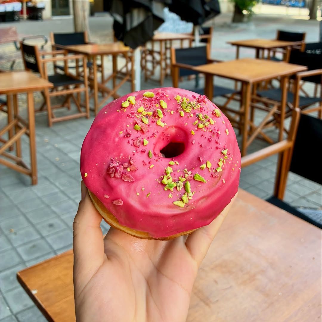 Un Pink Fluffy 🍩 + terracita en la plaza 🌳, plan 10 para empezar bien la semana, ¿o no?