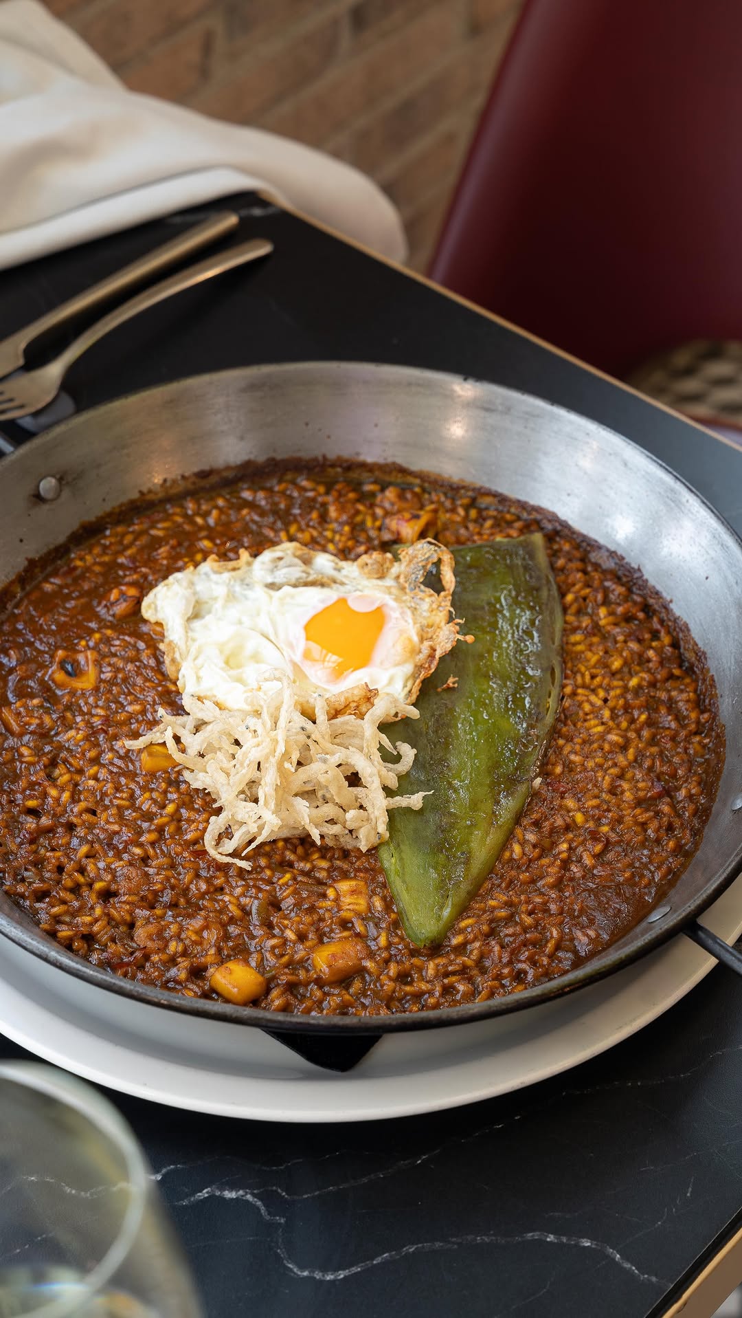 🥘 Tenemos una sugerencia bastante prometedora.
😏 Se llama 𝗟𝗮 𝗽𝗲𝗼𝗿 𝗽𝗮𝗲𝗹𝗹𝗮 𝗱𝗲𝗹 𝗺𝘂𝗻𝗱𝗼 y, sinceramente, el nombre no le hac