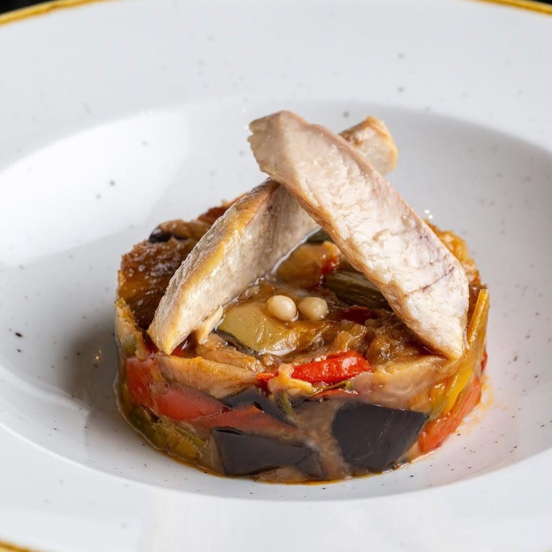 Caponata con tonno. Siempre utilizamos materia prima de calidad para que los platos tengan un sabor muy especial.
📍 C/