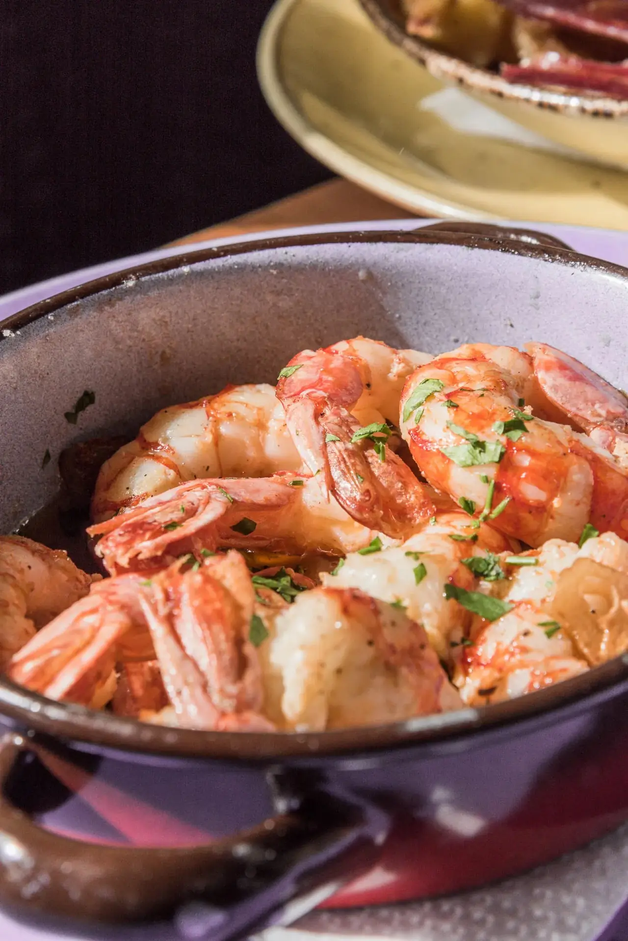Whole grilled prawns with chopped parsley in a small ceramic cazuela dish, Bodega Joan