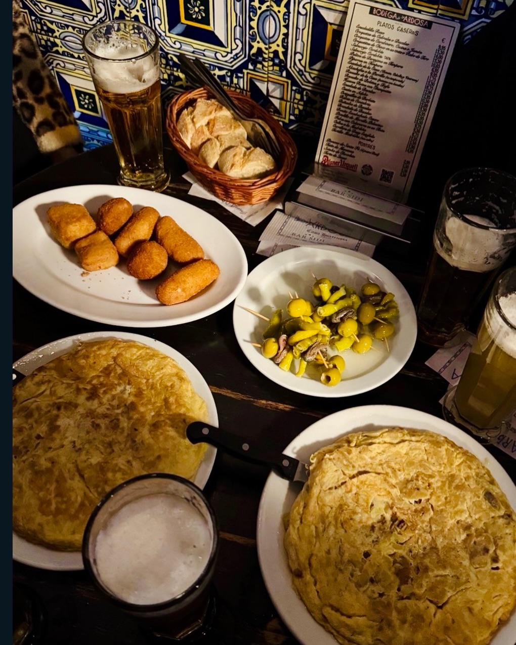 Una tortilla, unas croquetas, unas Gildas, unas cervezas… y ya tenemos el plan montado.
Esto es LA ARDOSA
Porque en M