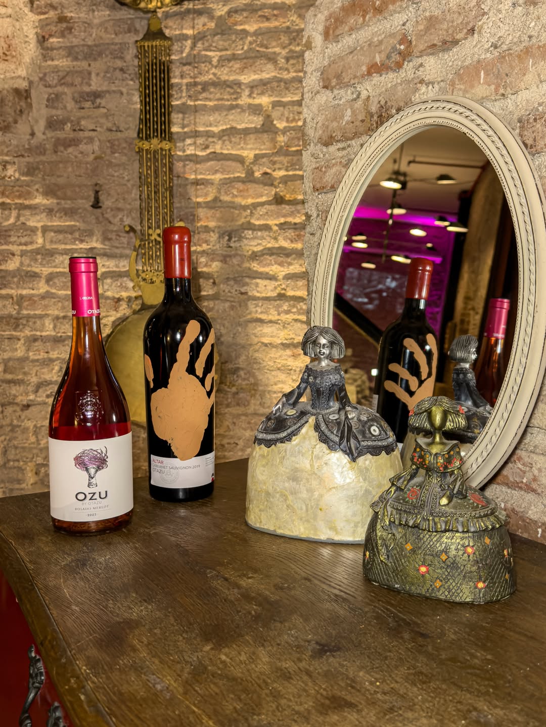 Dos vinos, dos personalidades para disfrutar. ✨

🍷Altar – Intenso y elegante, con una marcada expresión frutal, notas es