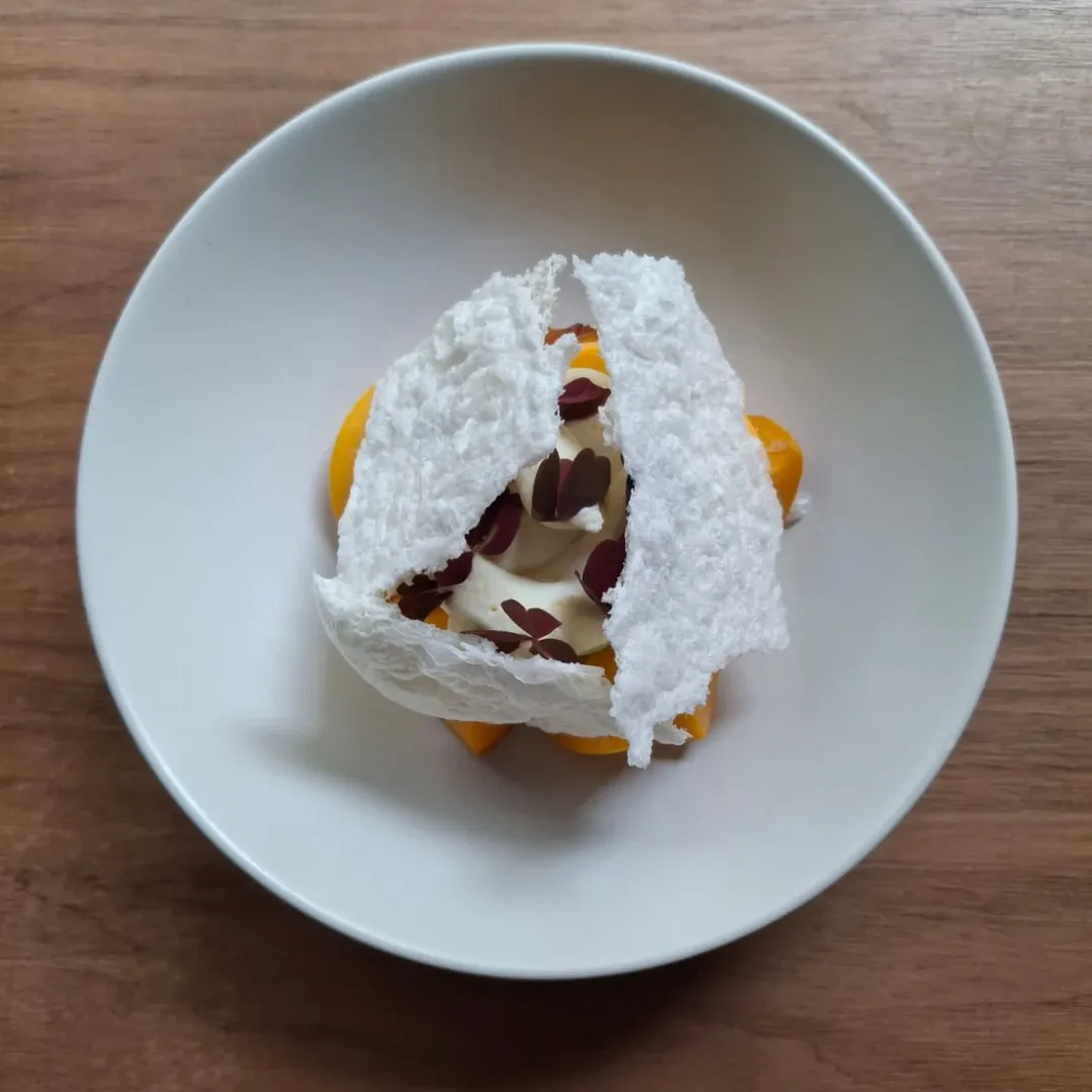 Melocotón, Hierbaluisa & Leche Crujiente.
-
Peaches, Lemon Verbena & Crispy Milk.
-