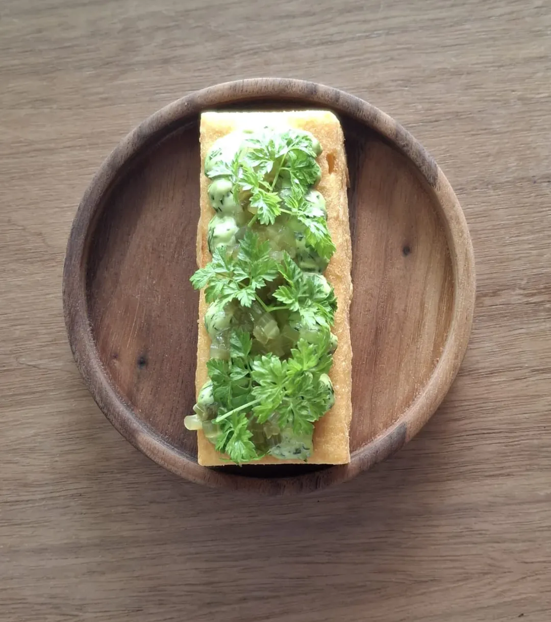 Panisse, Mayo de Hierbas & Ajo del Oso Encurtido.
-
Panisse, Herb Mayo & Pickled Wild Garlic.
-