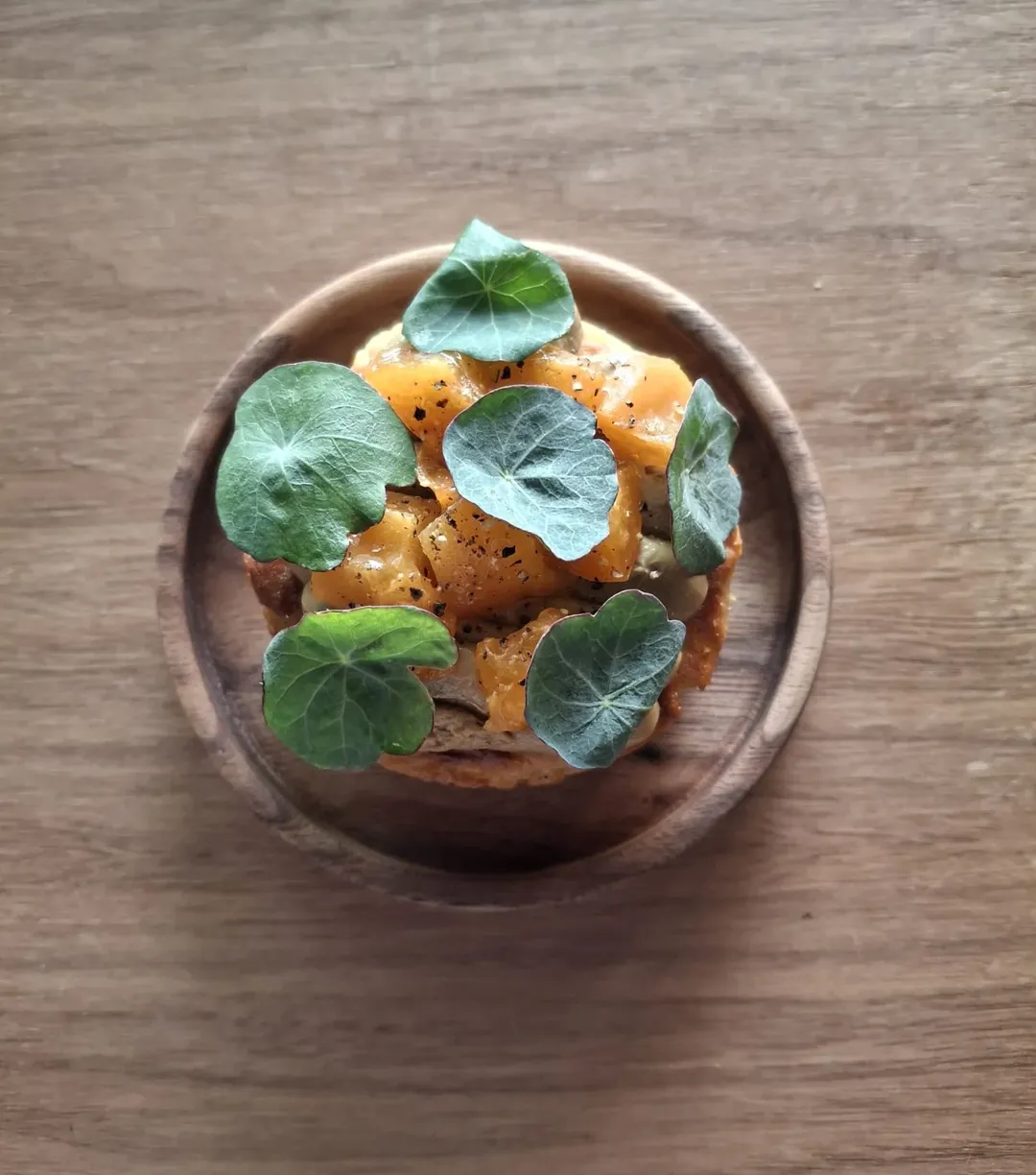 'Crumpet', Higadillos de Pollo & Albaricoque Encurtido.
-
Crumpet, Chicken Liver Parfait & Pickled Apricot.
-