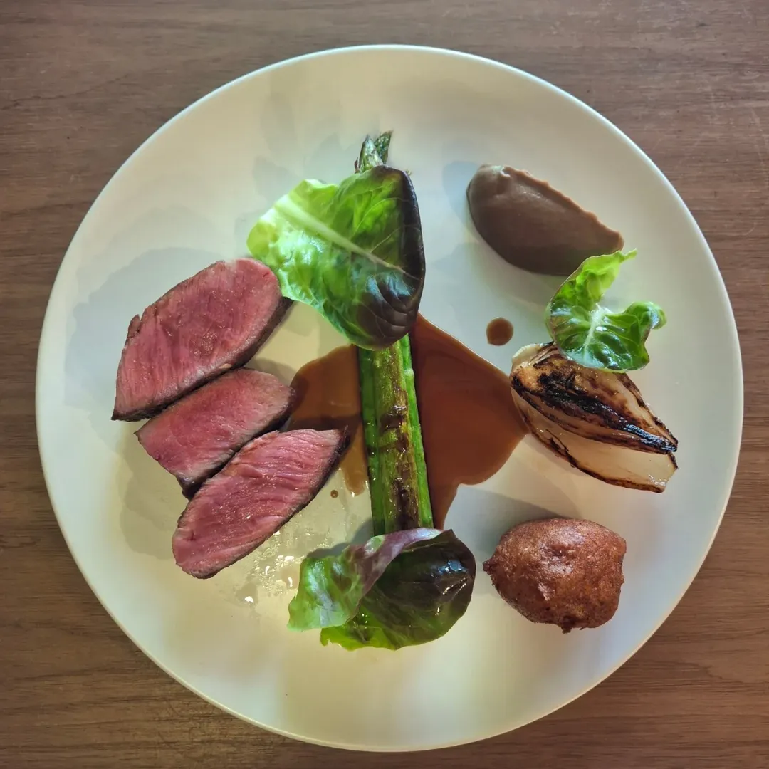 Presa de Ibérico, Espárrago & Ajo Negro. Nuestro principal de carne en la carta de primavera.
-
Ibérico Pork Presa, As