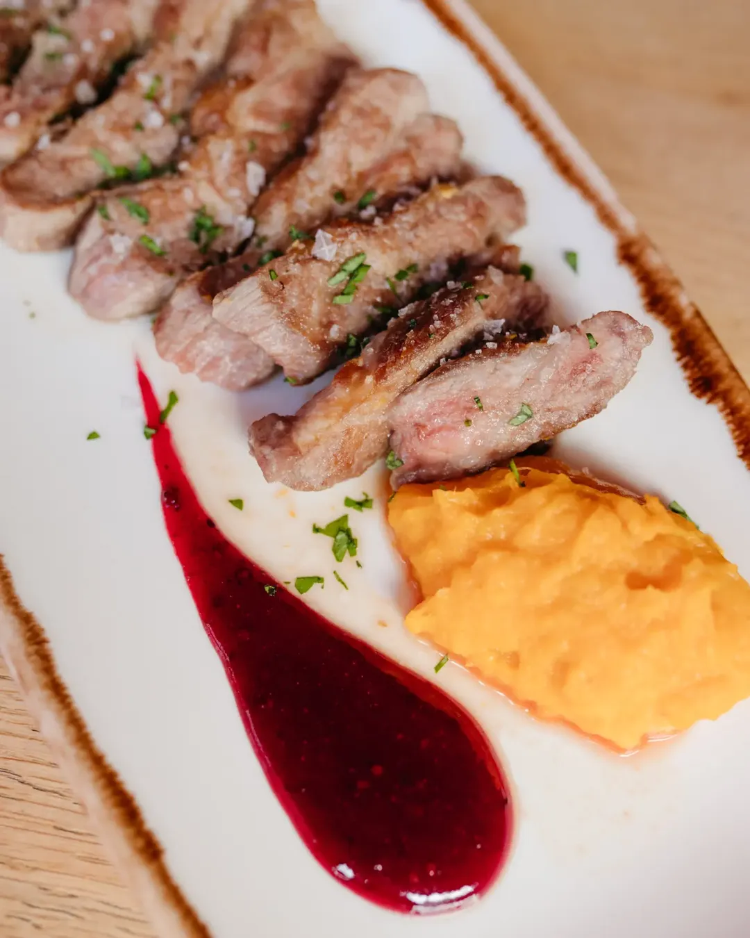 Nuestra pluma ibérica, acompañada de puré de boniato y frutos rojos es un TOP de vuestras mesas 😎✨

Te esperamos juntos 